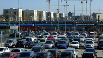 Több ezer P+R parkolóval és B+R tárolóval javítana az elővárosi közlekedésen a kormány