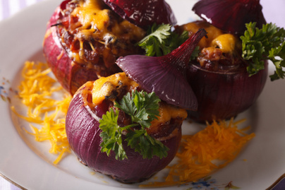 Darált hússal töltött lila hagyma sok sajttal a tetején: ínyenc vacsora vagy előétel