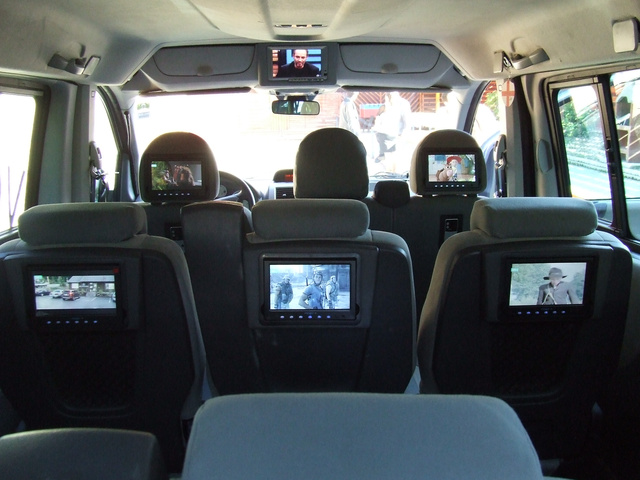 Mindenki nézheti a saját filmjét, a monitorokhoz csatlakoztatott fejhallgatókkal nm zavarják egymást az utasok