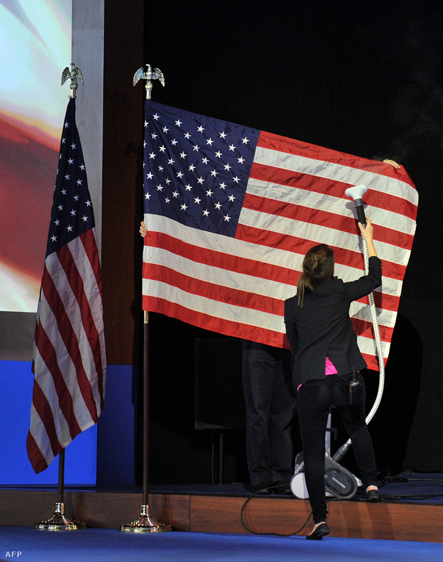 Már a zászókat porszívózzák Bostonban, Rommey kampányhelyszínén.