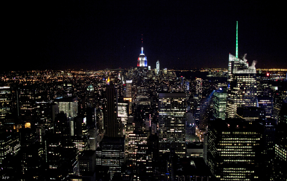 New York újra fényben úszik a Sandy után. Az Empire State Buildinget (a kép közepén) a választás miatt kék-piros színekkel világították ki.