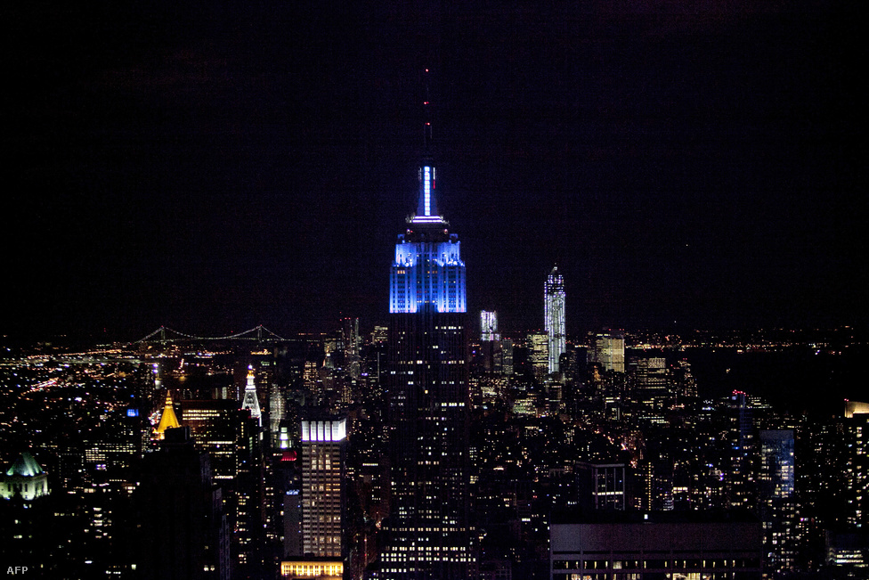 Az ígéreteknek megfelelően a Demokrata Párt kék színe dominált a New York-i Empire State Buildingen Obama győzelme után.