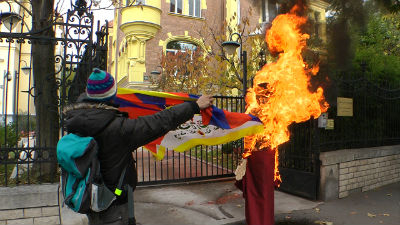 Lángoló bábuval tüntettek Tibetért