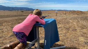 Pink férje lőni tanítja a 9 éves lányát