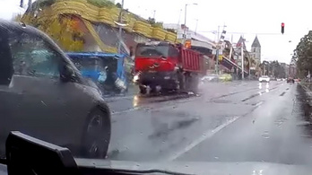 Videón, ahogy teherautó alá csúszik egy robogó a Lehel térnél