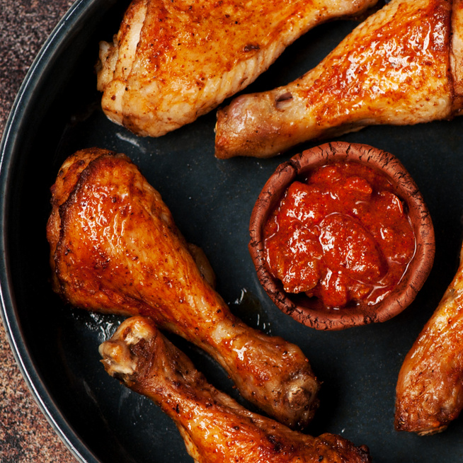 Pikáns csirkecombok chilis-gyömbéres pácban – Kívül ropogósra, belül puhára sül a hús