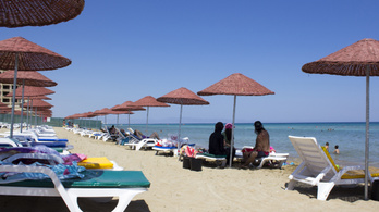 Megnyitottak néhány észak-ciprusi strandot, az Európai Unió aggódik