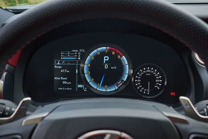 A digitális óracsoportban fix a 340 km/h-ig kalibrált sebességmérő, a többi kijelzésre van befolyásunk. Ez az egyik Sport összeállítás, mindent megtudhat a sofőr, amire szüksége lehet