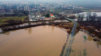 Az árvíz miatt több utat lezártak Borsodban
