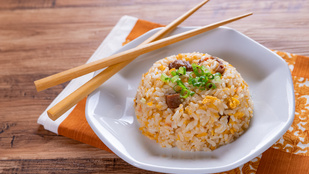 Csirkés-tojásos rizs – gyors, ázsiai hangulatú vacsora friss zöldfűszerekkel