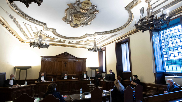 Először tárgyal zaklatási ügyet a vatikáni bíróság, egyik vádlottja öt éven át zaklatott egy ministránsfiút