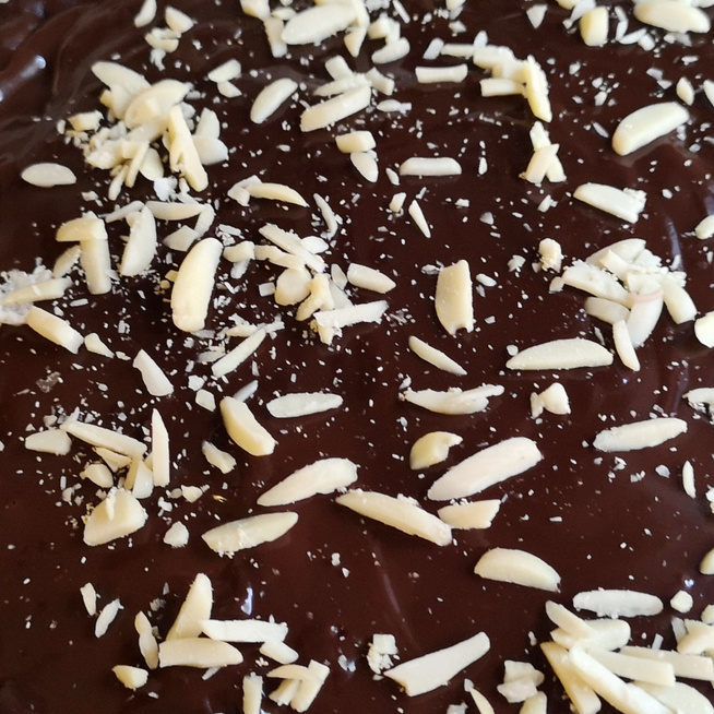 Sütés nélküli csokitorta keksszel dúsítva – A fagyasztóban áll össze a tészta