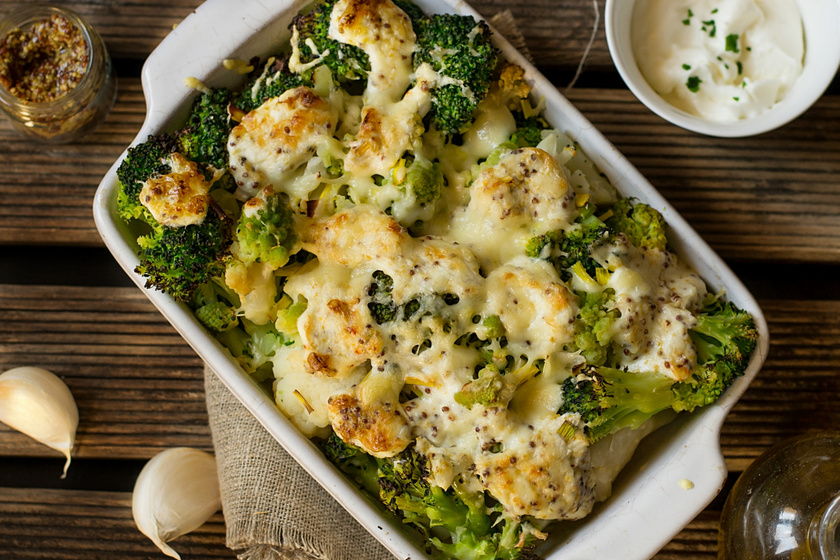 Krémes brokkolis, karfiolos egytál: tejszínes szószban sütve, sok sajttal a tetején