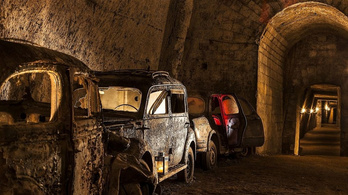 Rengeteg régi roncs rozsdásodik egy Nápoly alatti 160 éves alagútban