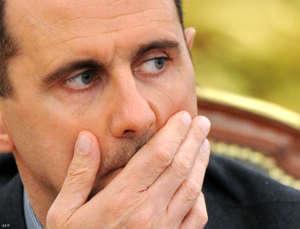 Bassár el-Aszad elnök követi az eseményeket.