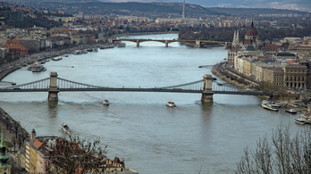 A Margit hídon ugrott a Dunába, a Lánchídnál mentették ki a rendőrök