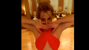 Britney Spears szexi tánccal szórakoztatja követőit, míg bírósági ügye tart