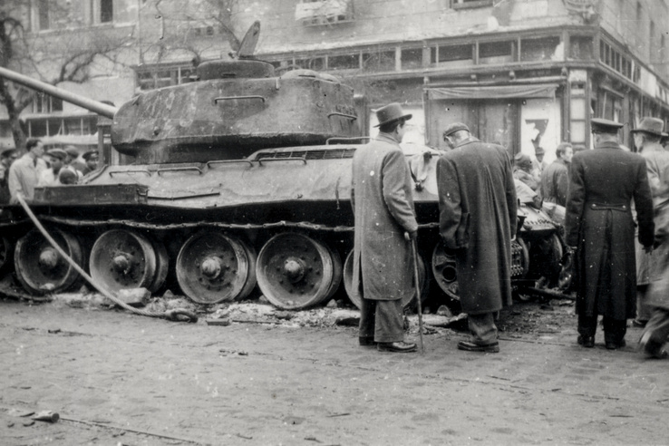 Kilőtt tank, valószínűleg valahol a Rákóczi tér környékén. 