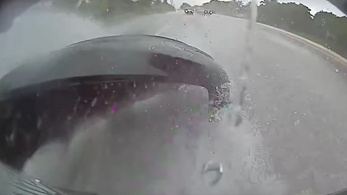 Nagy esőben autózva leeshet a Model 3-asok lökhárítója