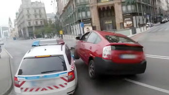 Itt a videó a budapesti rendőrautó pénteki karamboljáról