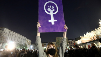 Ezrek tüntetnek szerte Lengyelországban az abortusz feltételeit szigorító alkotmánybírósági döntés ellen