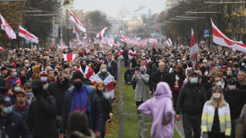 Több mint százezer ember tüntetett a Lukasenko-rezsim ellen, hétfőn jöhet a sztrájk