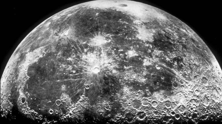 Vizet talált a NASA a Holdon
