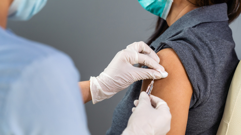 Japánban ingyenes lehet a Covid-vakcina