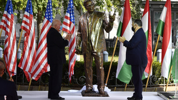 Bush-szobrot avatott Orbán a Szabadság téren