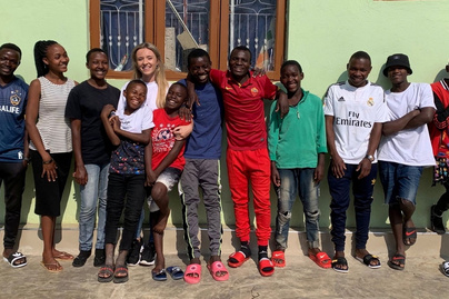 Önkénteskedni indult a 26 éves nő, végül 14 gyereket fogadott örökbe: az afrikai árvákat az utcára akarták tenni