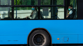 Sokszor az utasok segítenek a buszsofőrnek