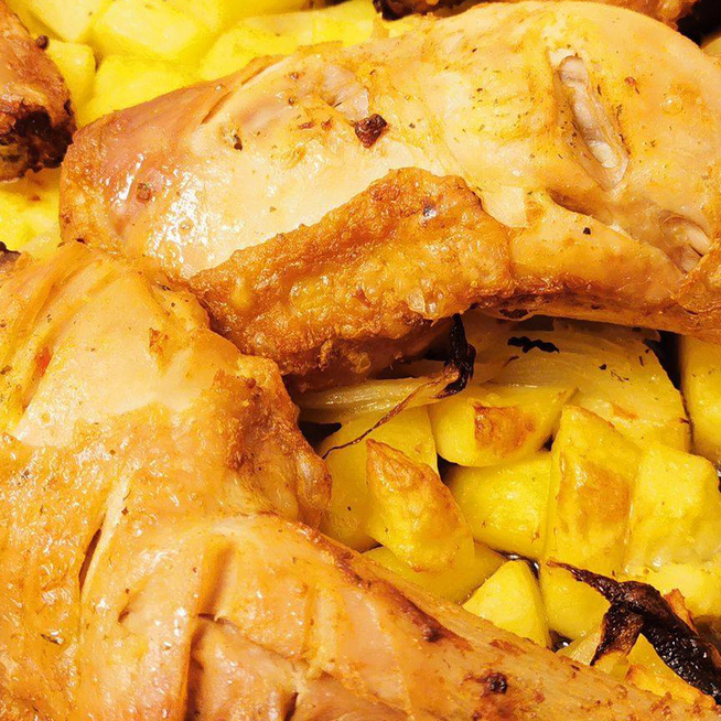 Gyors, egytepsis vacsora: a sült csirkecombok a körettel együtt pirulnak
