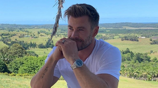 Nézze, Chris Hemsworth milyen viccesen kérkedik  fejnagyságú bicepszével
