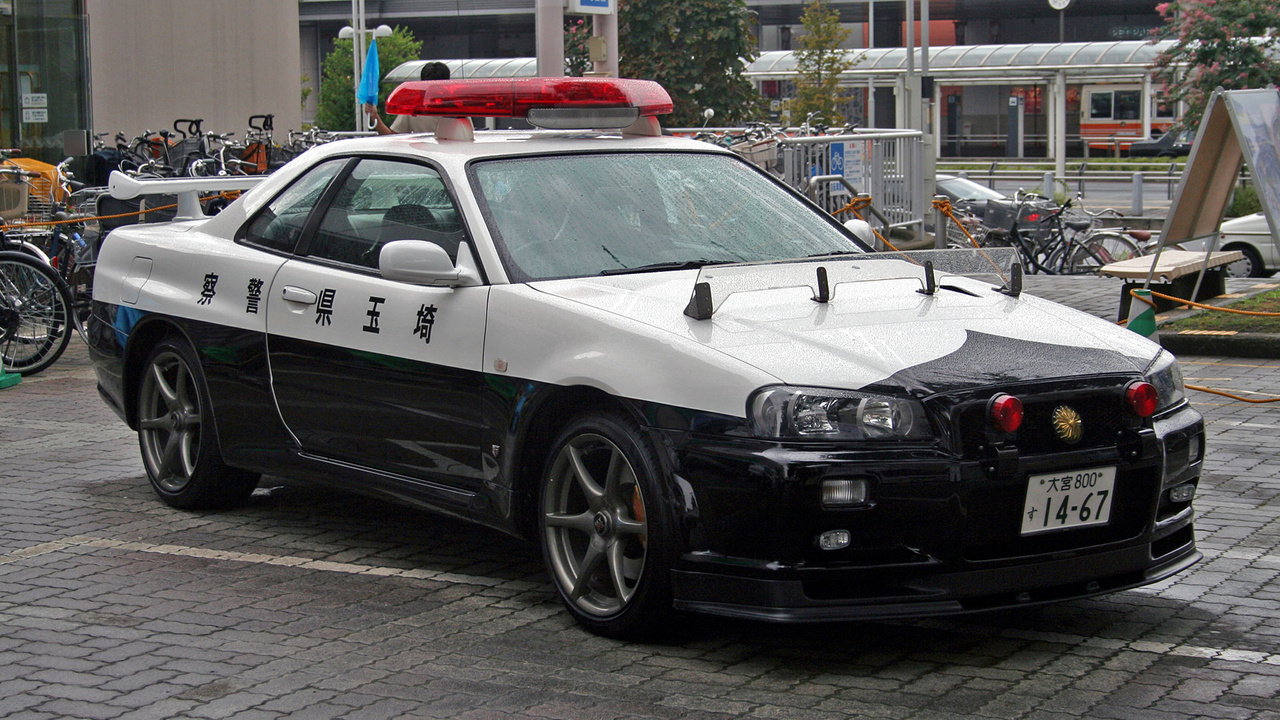 Nem rég volt hír, hogy japán rendőrautó flottája új taggal bővült, nem is akármilyennel: egy Lexus LC 500 kupéval. A 464 lóerős sportautó díszes társasághoz csatlakozott, japánnak ugyanis több hasonlóan komoly szolgálati autója van, például egy Nissan R34 Skyline GT-R is. Az 1999 és 2002 között gyártott R34 a gyári adatok szerint 276 lóerős, valójában ennél jóval több, 330 körül van. Nem is ez a legszebb, hanem hogy ezt az autót tényleg használják, már többször bevetették élesben is.