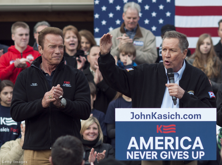 Itt Arnold Schwarzenegger egy 2016-os republikánus gyűlésen kampányol amellett, hogy John Kasich legyen a párt elnökjelöltje. Donald Trumpot ő nem (sem) támogatta.
