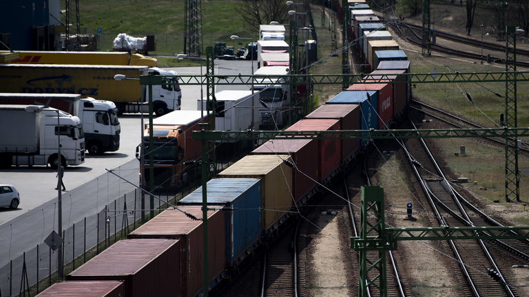 Díjcsökkentést kértek a vasúti árufuvarozók Palkovics Lászlótól