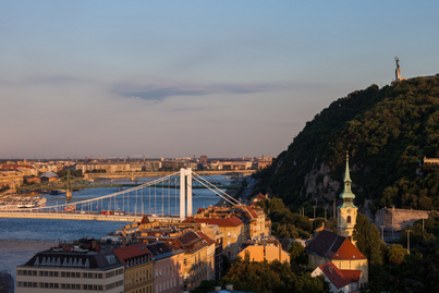 Kvíz Budapest szobrairól: mit tart a kezében a Gellért-hegyi Szabadság-szobor?