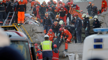 Hetvenéves török férfit mentettek ki a romok alól a földrengés után