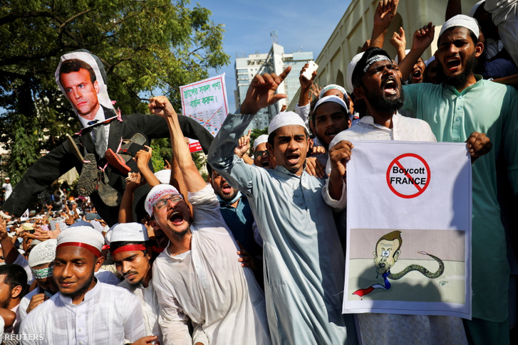 A francia termékek bojkottjára szólítanak fel tüntetők Bangladesben 2020. október 30-án