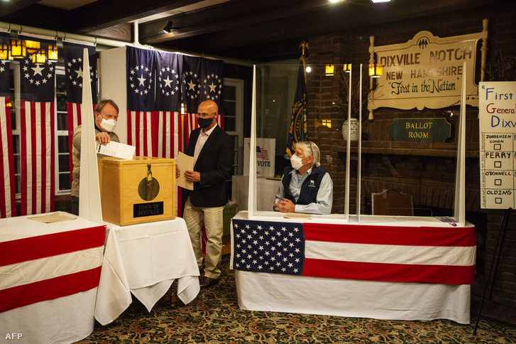Szavazó a történelmi Balsams Resort Hale-házban adja le szavazatát Dixville Notch New Hampshire-ben