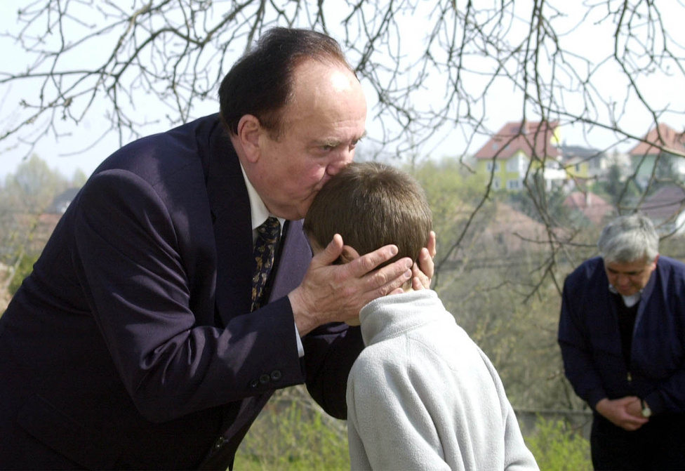 2002. április 2-án Torgyán az FKGP miniszterelnök-jelöltjeként Miskolcra ment, ahol meglátogatta a görömbölyi görög katolikus templomot, ahol homlokon csókolt egy gyereket.