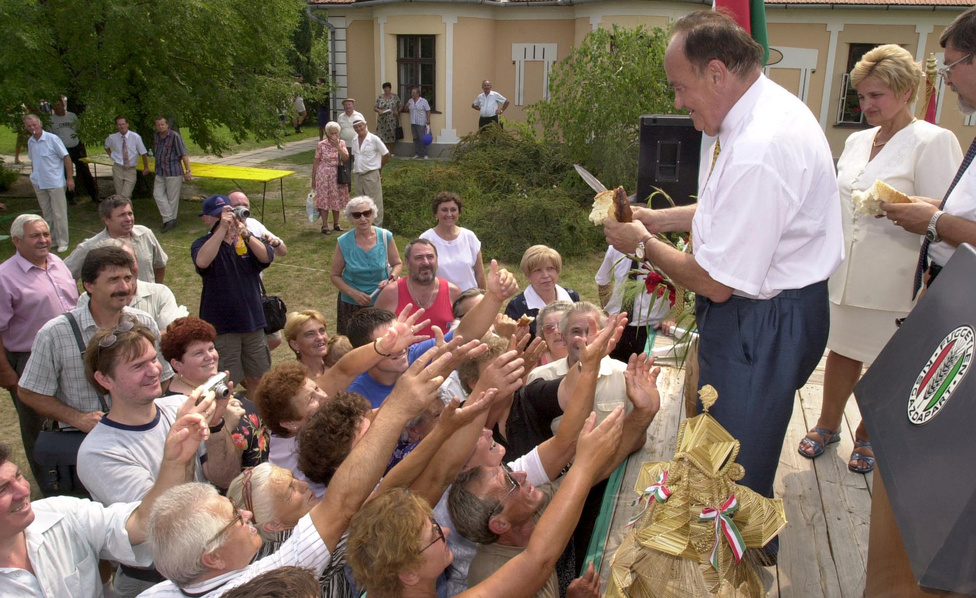 2001. augusztus 20-án Torgyán kenyeret osztott a hallgatóságnak a Független Kisgazdapárt ünnepi nagygyűlésén az Ópusztaszeri Történeti Emlékparkban.