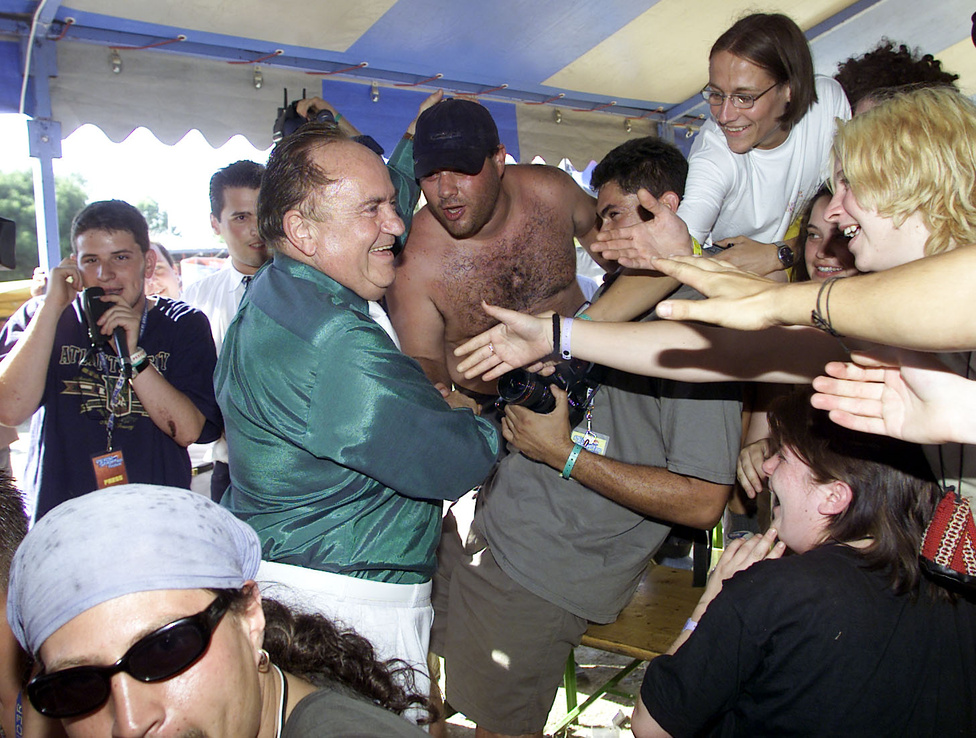 2001-ben Torgyán József is ott volt a Pepsi Szigeten. Az FKGP elnöke fehér nadrágjával és átizzadt zöld selyemingével is jelezte a Fradi iránti szeretetét. A fiatalok, akikkel többször megállt beszélgetni, hangos kiabálással köszöntötték, és autogramokat kaptak.