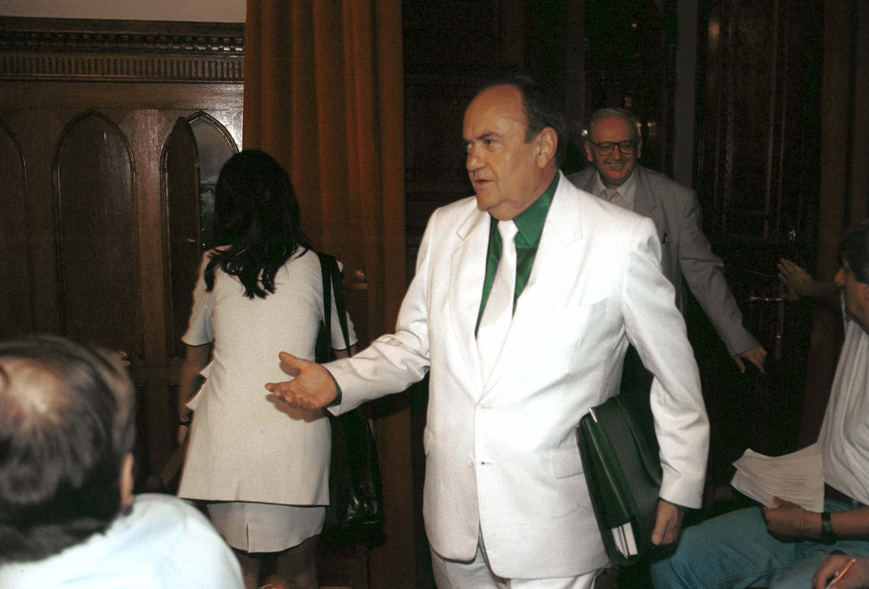 Az Országgyűlés Mezőgazdasági Bizottsága ülést tartott 1999. június 9 -én a Parlament Gobelin termében. Torgyán a meghallgatásra Fradi-színekben érkezett.