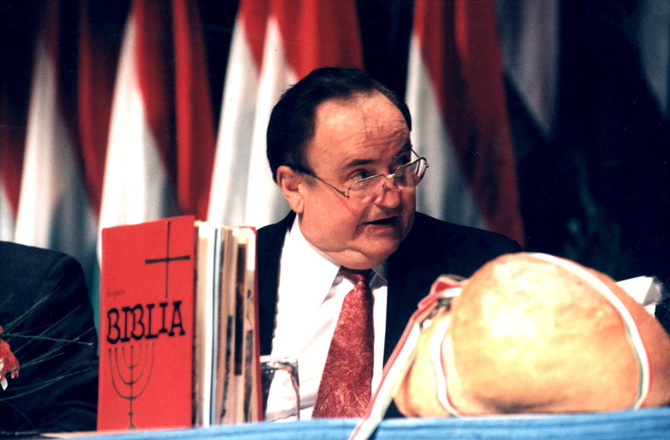 1995. november 4-én az FKGP nagyválasztmányi gyűlését a Budapest Kongresszusi Központban tartották. Minden szükséges kellék rendelkezésre állt, csak a kumráni tekercsek hiányoztak.