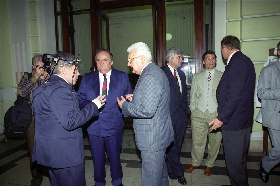 Az 1991 óta ellenzéki FKGP elnöke az új miniszterelnökkel, a nemrég autóbalesetet szenvedett Horn Gyulával és az előző kormányfővel, az MDF-es Boross Péterrel beszélget a parlamentben az országgyűlés alakuló ülésének szünetében 1994. augusztus 28-án. Torgyán ezúttal az egész ciklust ellenzékben töltötte.