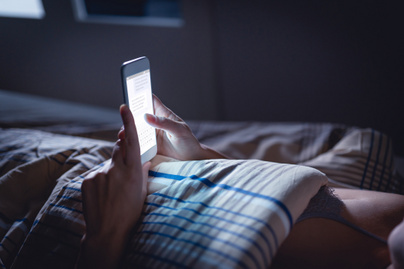Rengeteg ember csinálja, pedig rettentő káros: miért nem jó mobiltelefon mellett aludni?