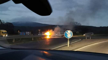 Hatalmas lánggal égett egy autó a solymári körforgalomban