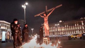 Keresztre feszítettek egy emberi jogi aktivistát Moszkva közepén