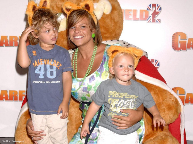 Ezen a 2006-os fotón Jade Goody a két kisfiával látható, Bobby a bal oldalon látható, Freddie a kisebbik a jobbon.